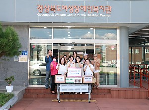 한국부인회 포항시지회, 경북여성장애인복지관에 여성청결제 등 기부물품 전달